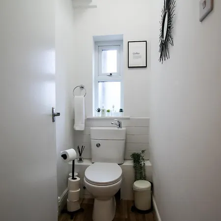 Fairways View - Spacious Apartment - Sleeps 6 - Lovely Views - By Rework Accommodation Hoylake Exterior photo