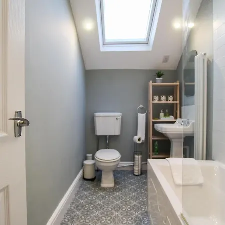 Fairways View - Spacious Apartment - Sleeps 6 - Lovely Views - By Rework Accommodation Hoylake Exterior photo