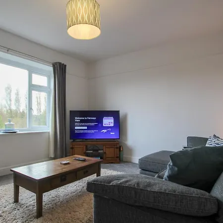 Fairways View - Spacious Apartment - Sleeps 6 - Lovely Views - By Rework Accommodation Hoylake Exterior photo