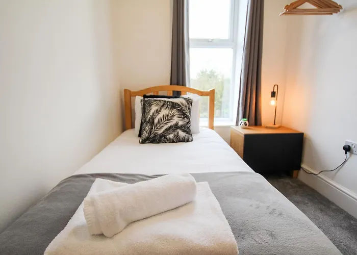 Fairways View - Spacious Apartment - Sleeps 6 - Lovely Views - By Rework Accommodation