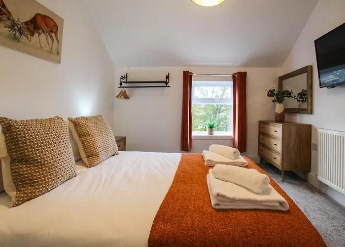Fairways View - Spacious Apartment - Sleeps 6 - Lovely Views - By Rework Accommodation