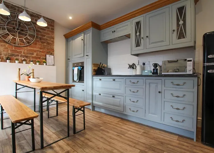 Fairways View - Spacious Apartment - Sleeps 6 - Lovely Views - By Rework Accommodation