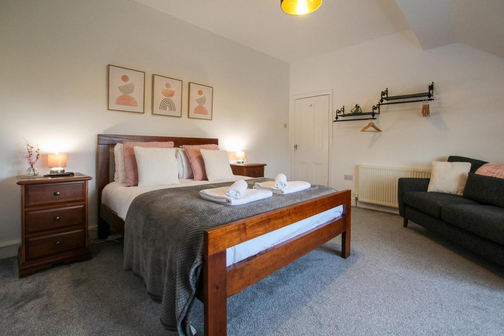 Fairways View - Spacious - Sleeps 6 - Lovely Views - By Rework * Hoylake