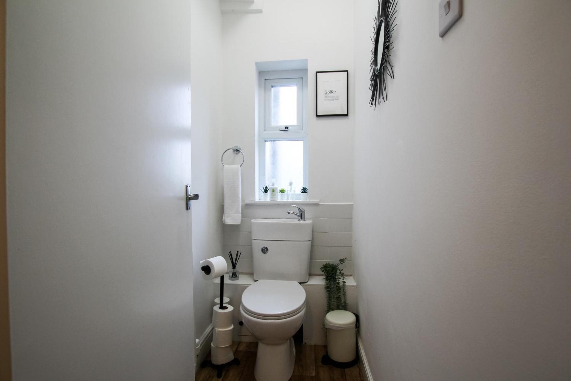 Fairways View - Spacious - Sleeps 6 - Lovely Views - By Rework Hoylake