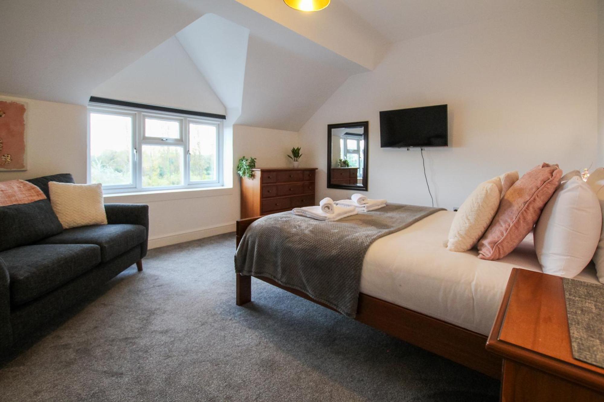Apartment Fairways View - Spacious - Sleeps 6 - Lovely Views - By Rework Hoylake