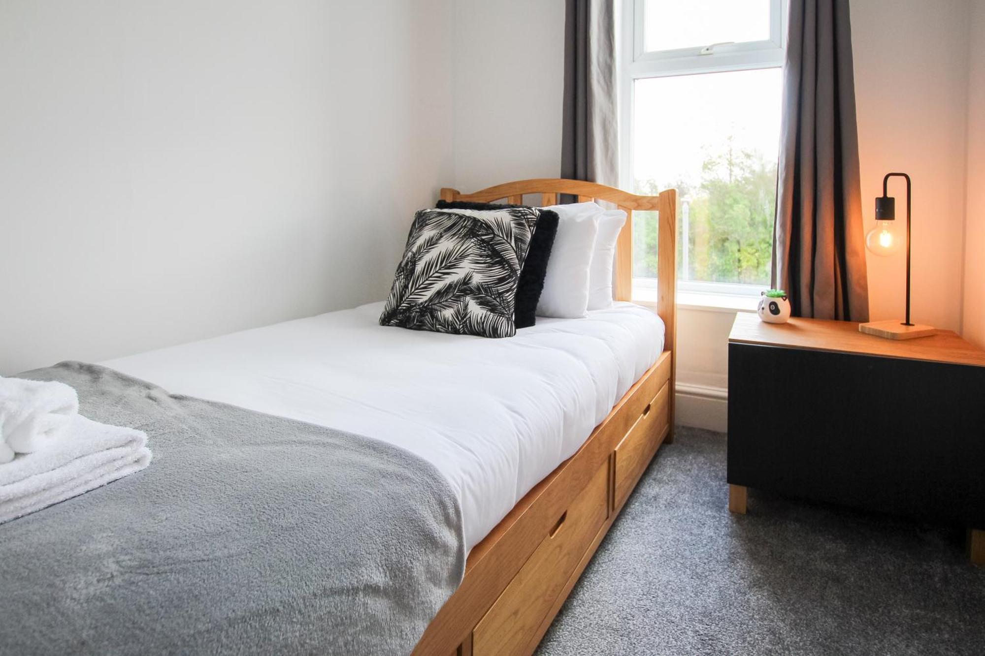 Apartment Fairways View - Spacious - Sleeps 6 - Lovely Views - By Rework Hoylake